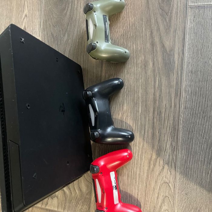 PlayStation 4 slim ps4 + 3 DualShocks