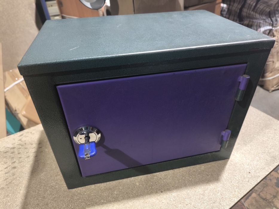 Продаётся небольшой сейф офисный