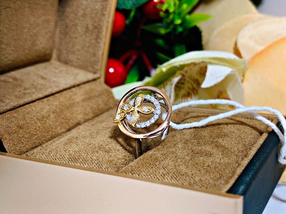 Нежное золотое кольцо с бриллиантами