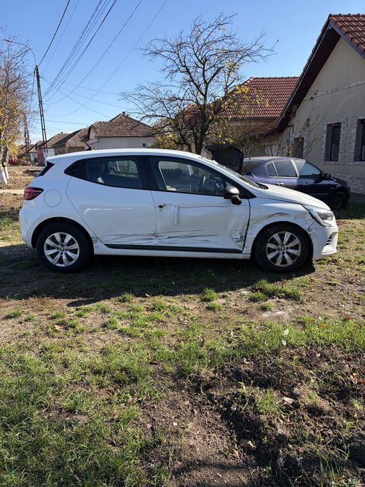 Renault clio 2022 usor avariat lovit avarie