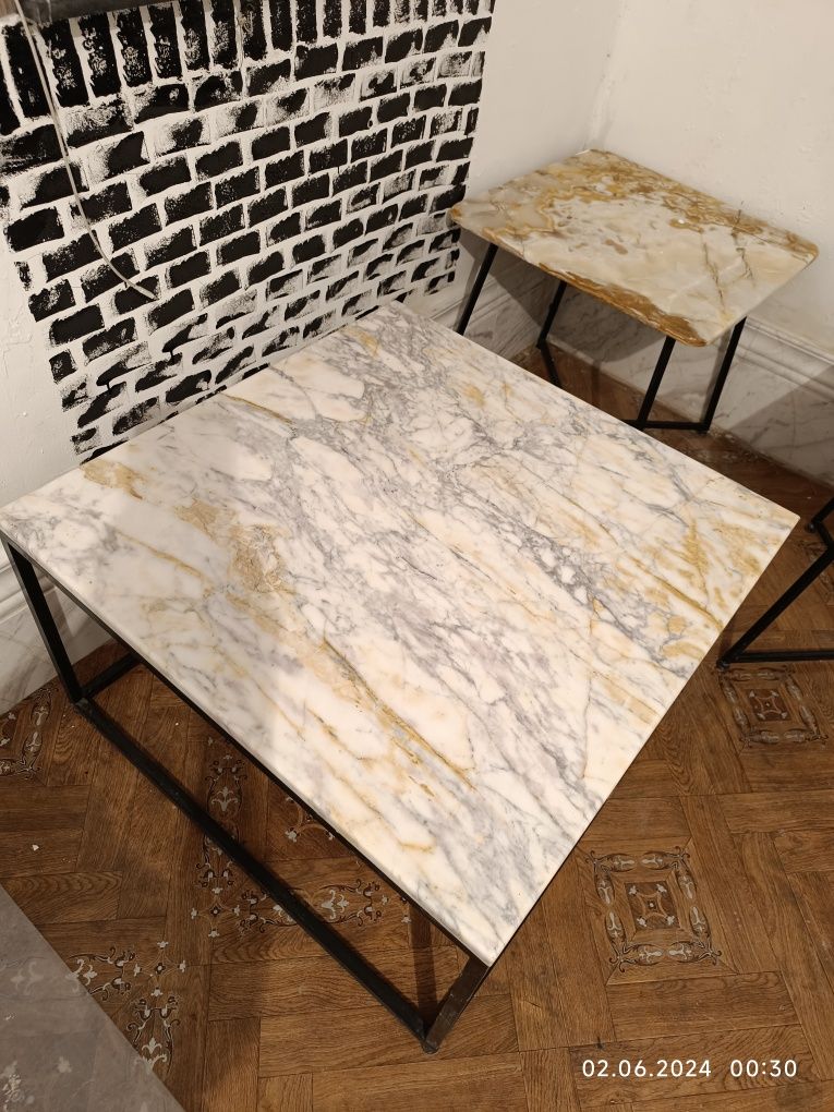 Стол из натурального мрамора и стол из Onix
