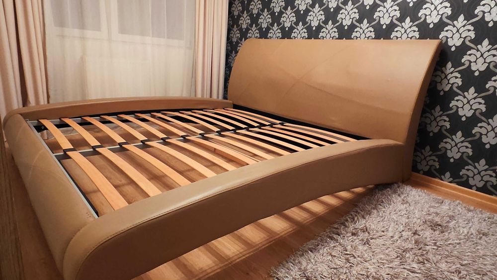 Pat matrimonial tapitat pt saltea de 180 x 200 cm. stare f. buna