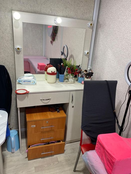 Визажный стол в хорошем состоянии