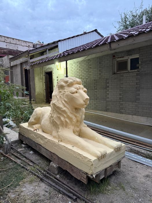 продам скульптуру льва 2шт.