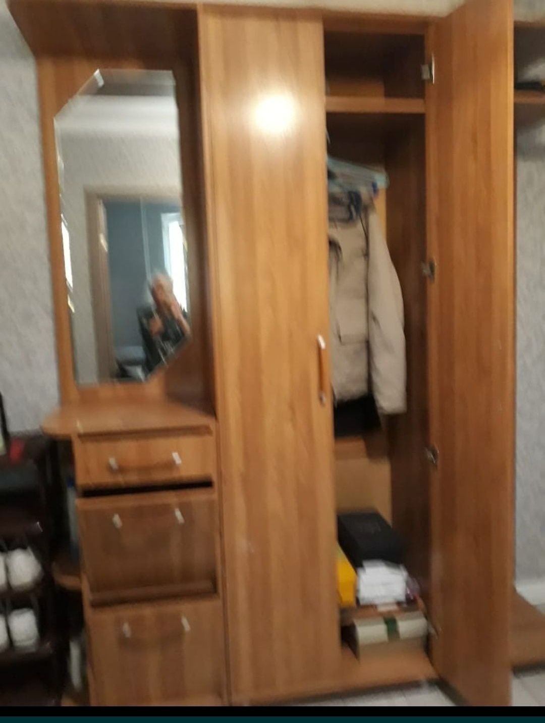 Продам прихожую из дерева