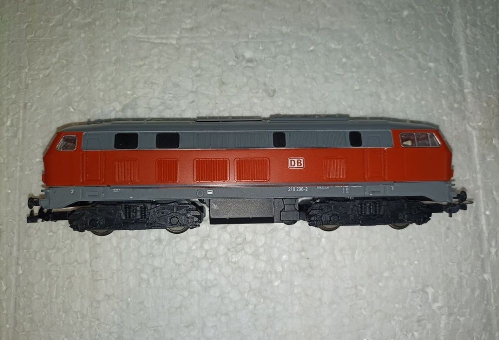 Locomotiva diesel piko BR218 

Lumini in funcție de direcția de mers
T