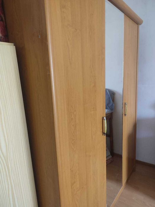 Продам шкаф с зеркалом