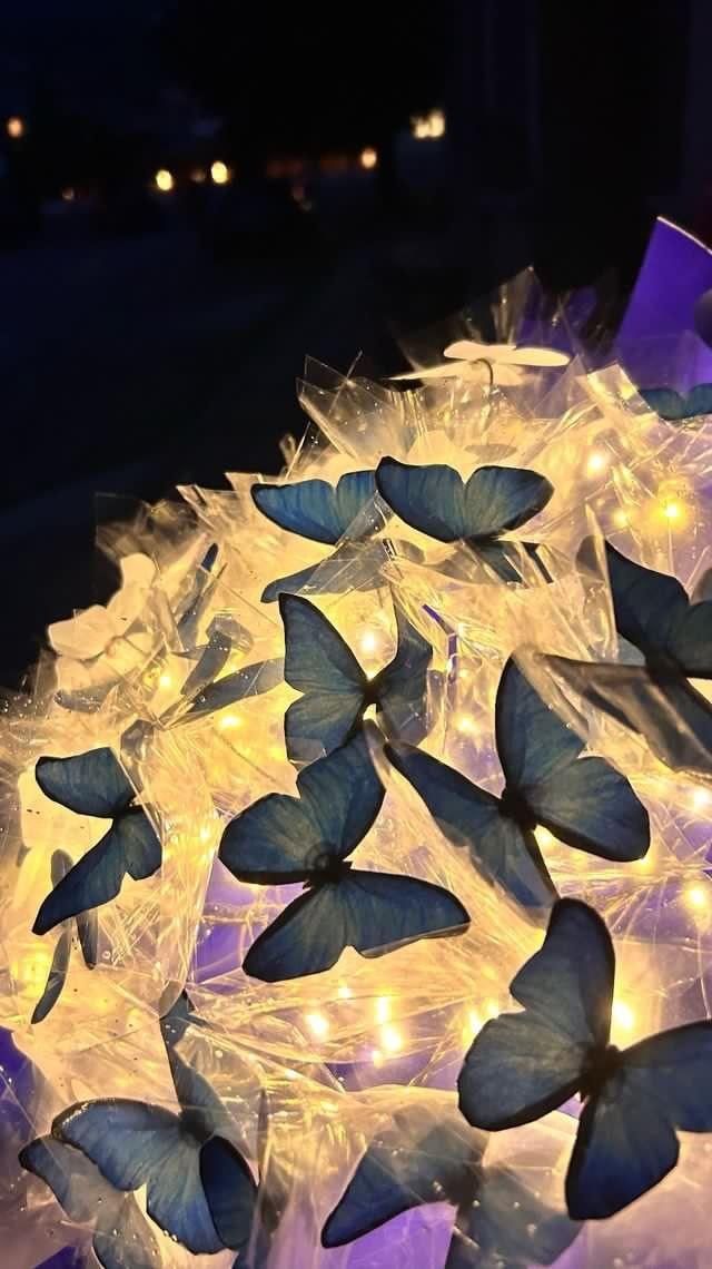 Светещ букет от пеперуди