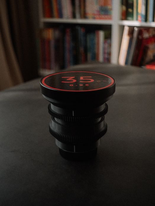 Продавам f0.95 35mm кино обектив