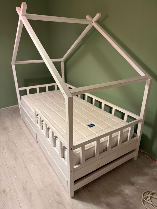 Легло къща и етажерка къща