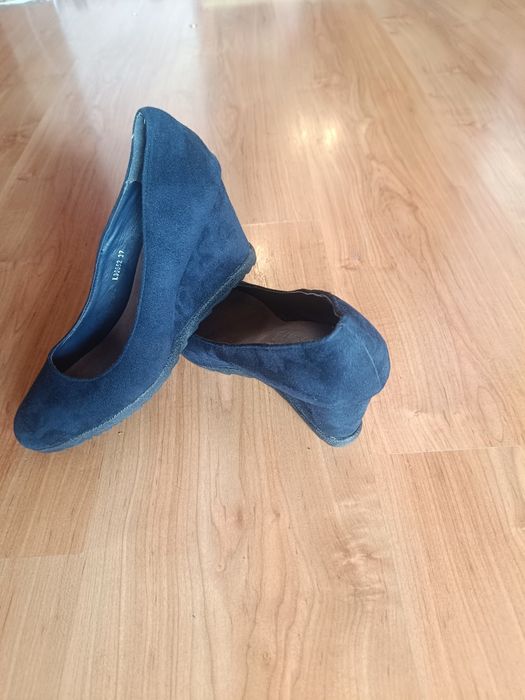 Дамски велурени обувки