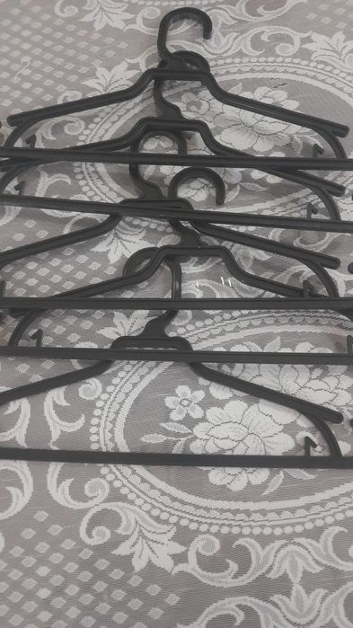 Вешалки новые пластиковые.