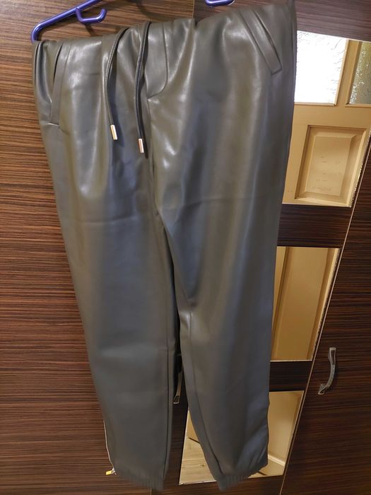 Vand pantaloni latex si ie alba