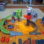 Set thomas plus extra sina plus inca o locomotiva. Cadou alte jucarii.