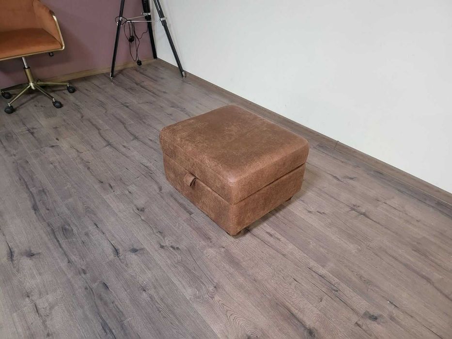 Кафява табуретка от плат с функция ракла