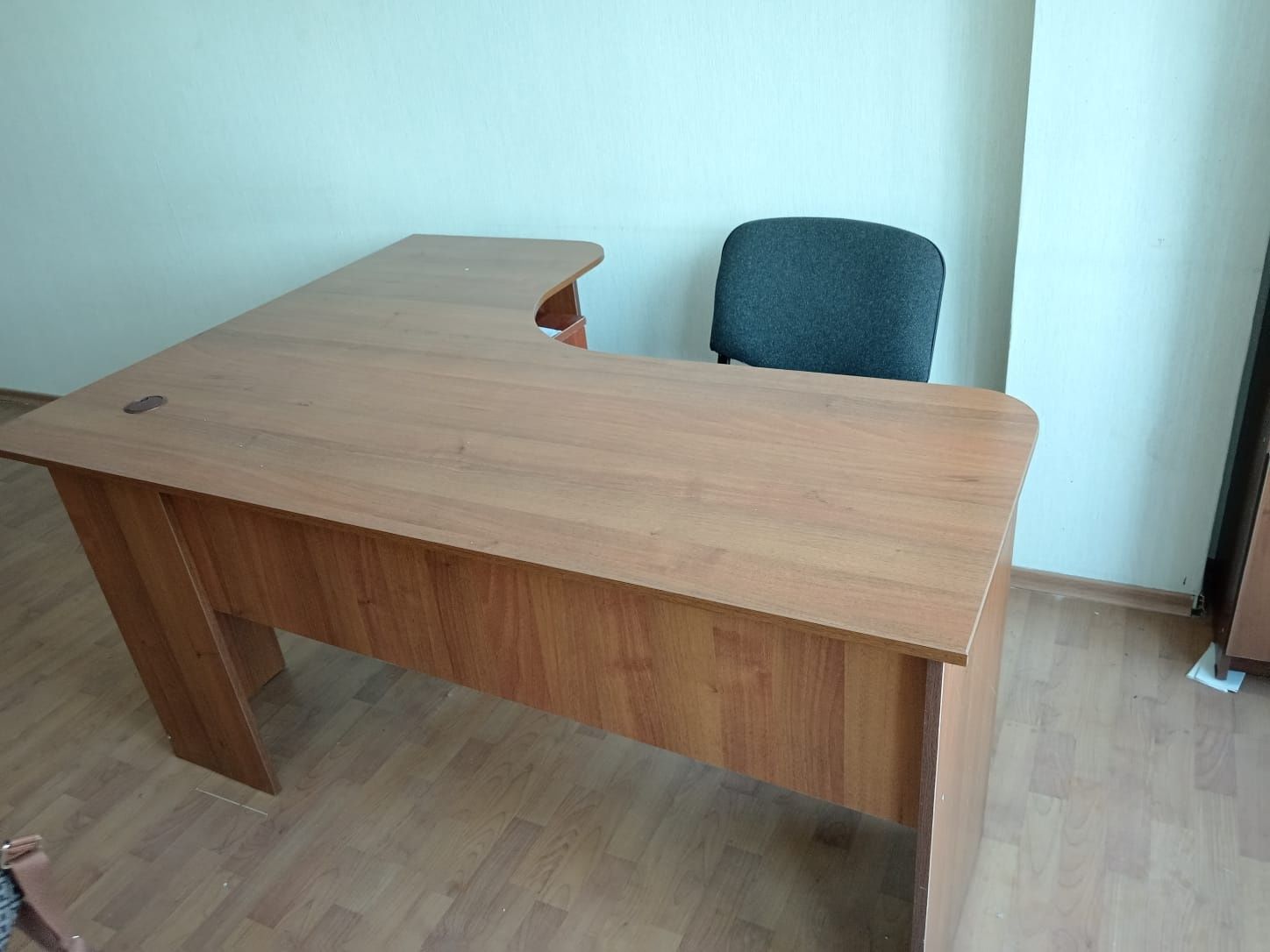 Продам 2 стола, диван, тумбочки