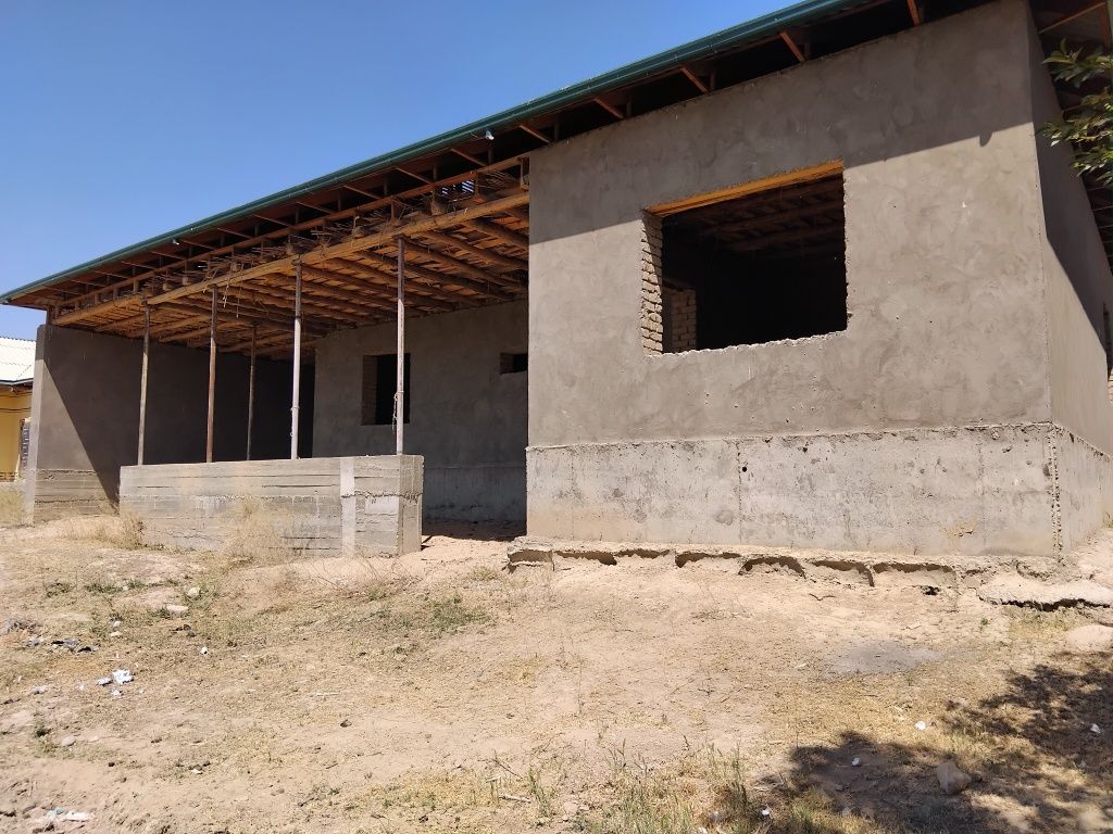 Uy sotiladi Chinoz tumani Eshanobod MFY 30 sotiq 6 xonali uy