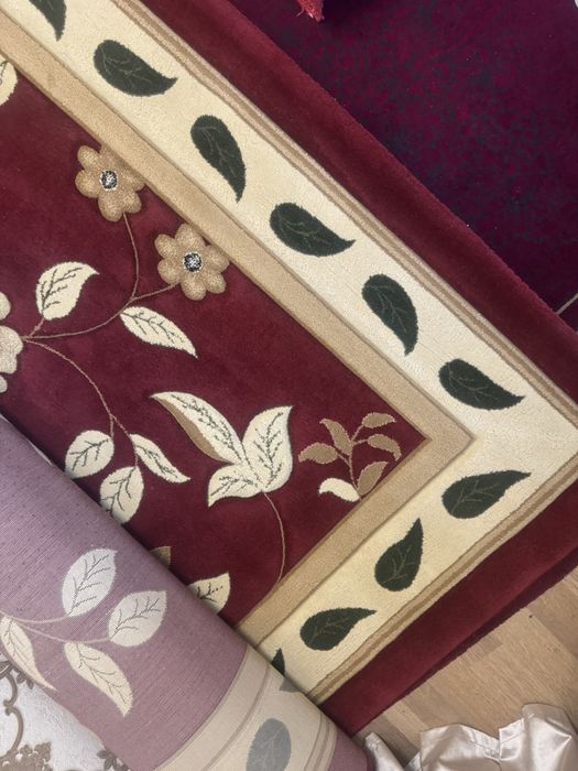 Ковры импортные несколько штук.