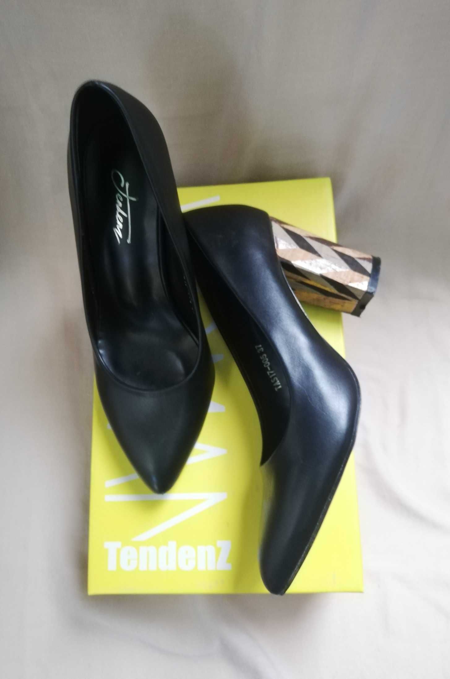 Дамски обувки Tendenz- черни, токът е с различни нюанси на златисто
