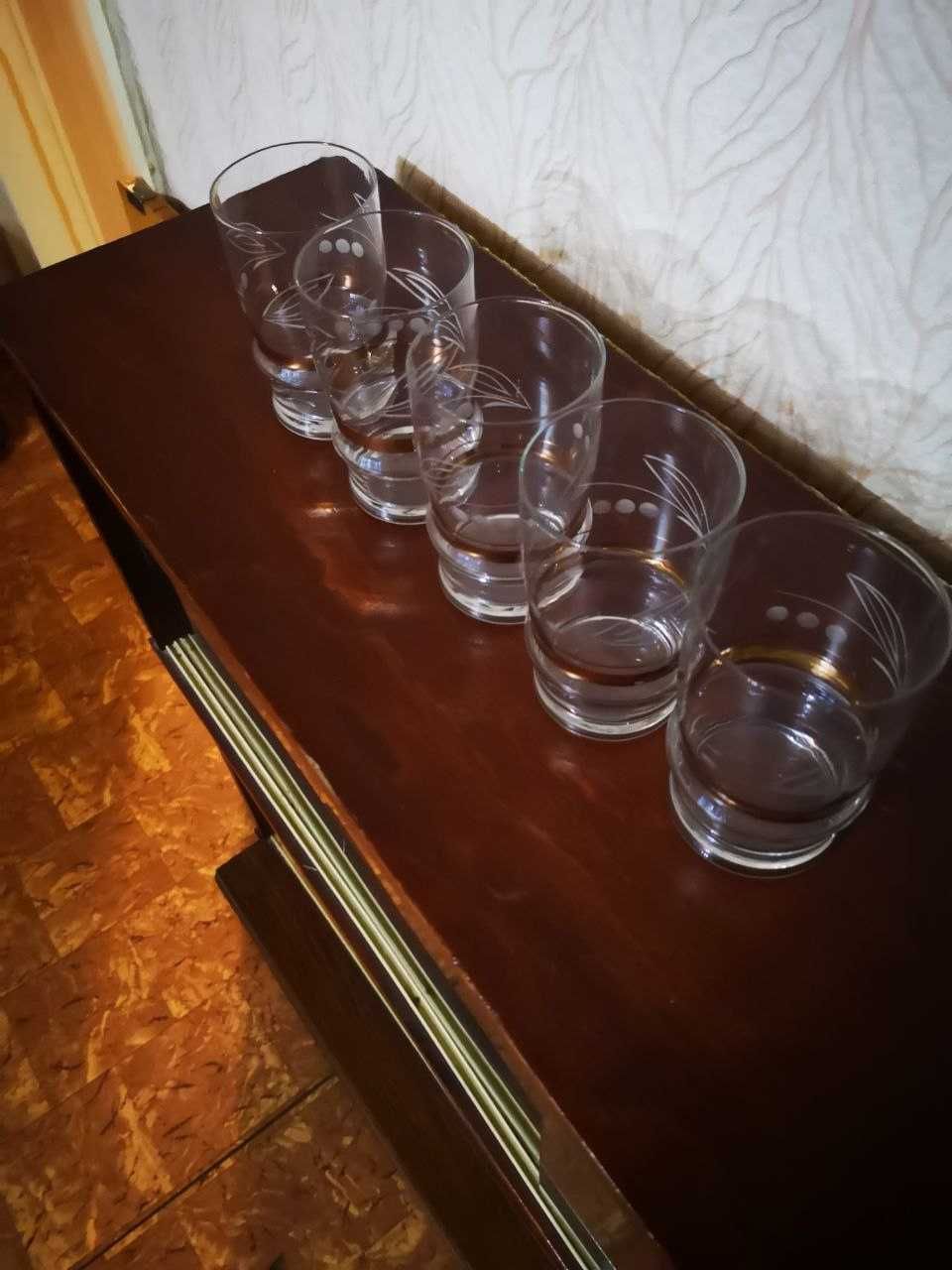 Стаканы  стеклянные праздничные в количестве 12 штук
