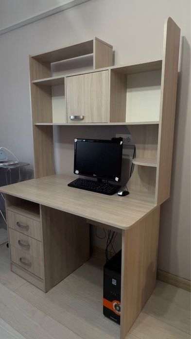 СРОЧНО! Торг имеется! Продается компьютерный стол ZETA с надстройкой