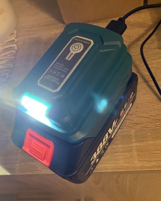Adaptor cu lanterna si 2 porturi usb compatibil cu acumularori Makita