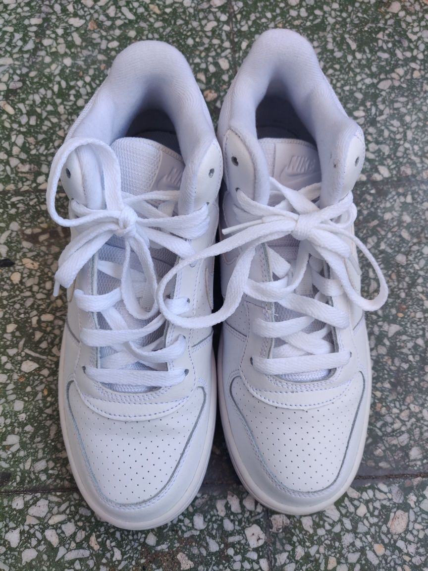 Бели кожени кецове Nike 37.5