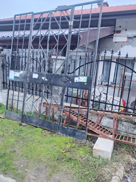 Голяма метална външна врата с две решетки. Много висока