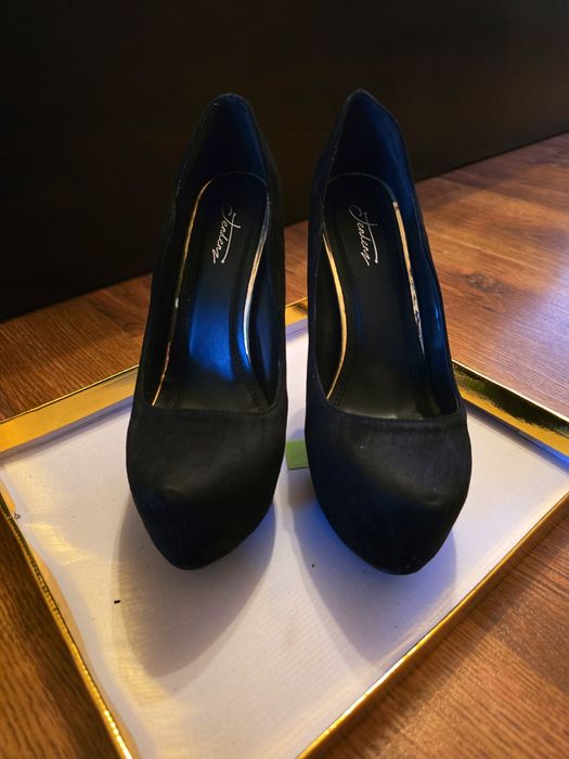 Чисто нови дамски обувки на ток