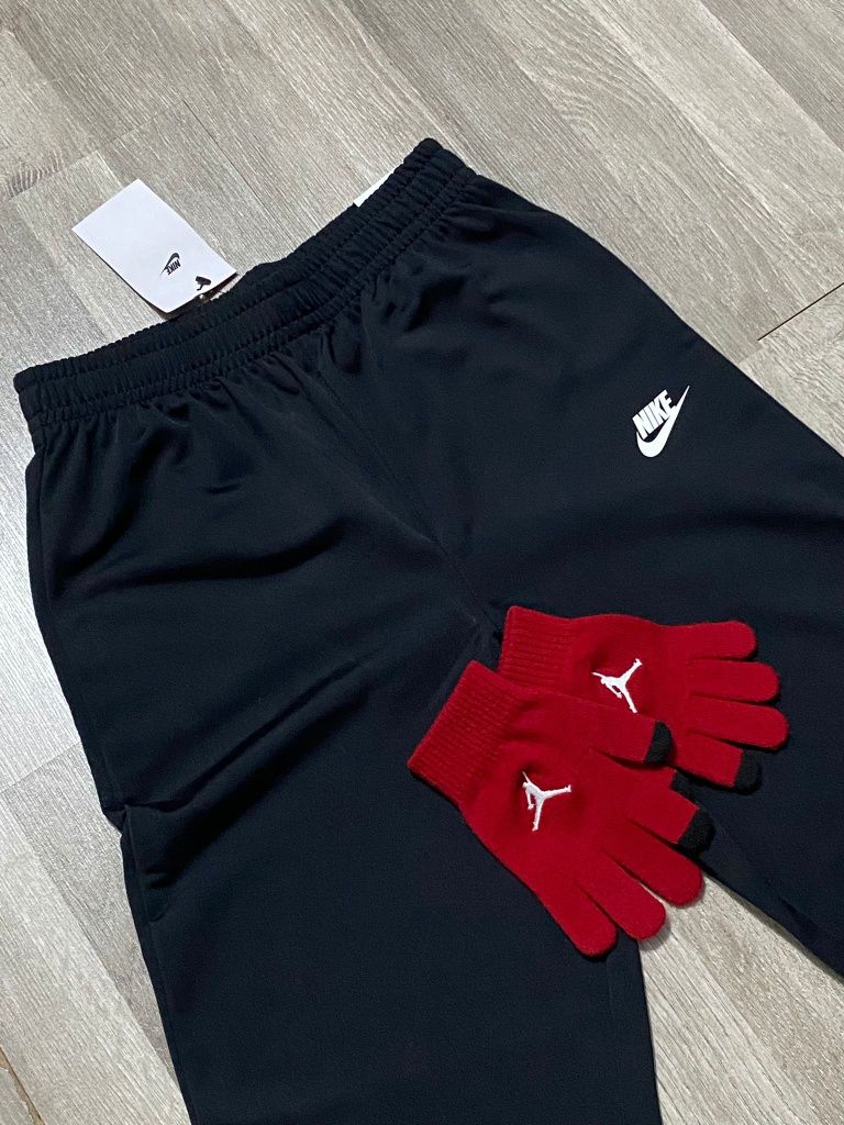 Pantaloni Nike trening Nike manusi Jordan Nike cadou