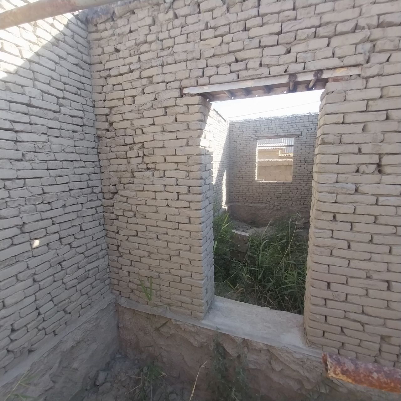 6 sotixlik dacha usti yopilmagan uy yashash uchun 2 xonalik uy ham bor