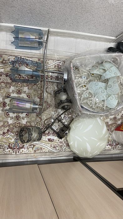 ПРОДАМ  люстры.