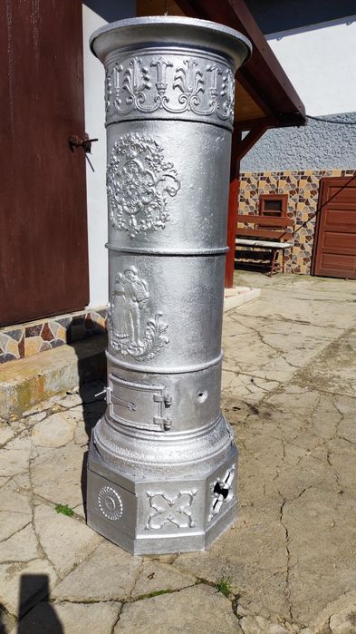 Vând soba de fontă foarte veche.