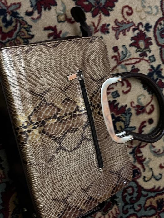 Geanta cu model tip piele de sarpe