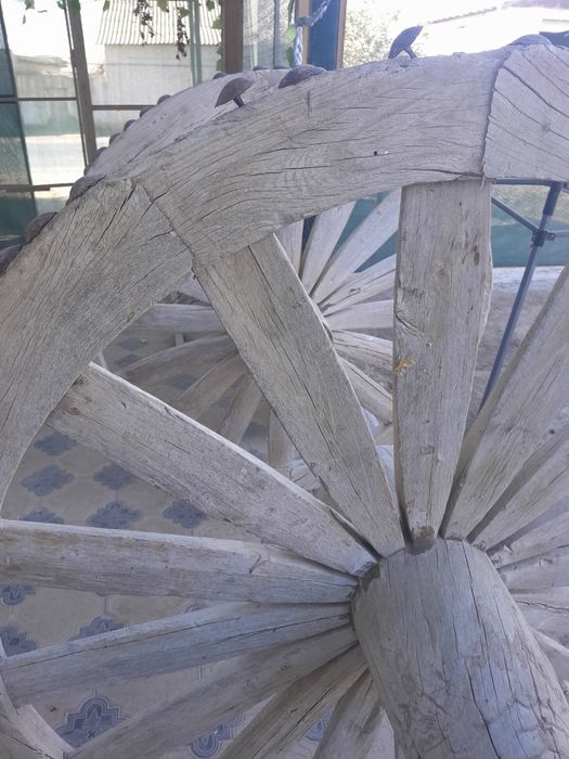 Старинный колесо от арава