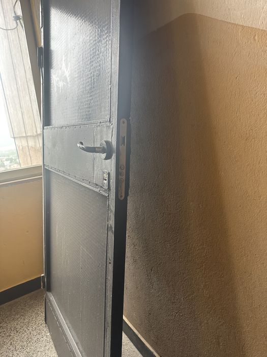 Продавам масивна  входна врата