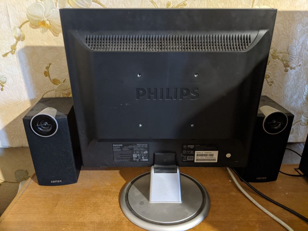 Монитор philips 17" рабочий но с дефектами матрицы