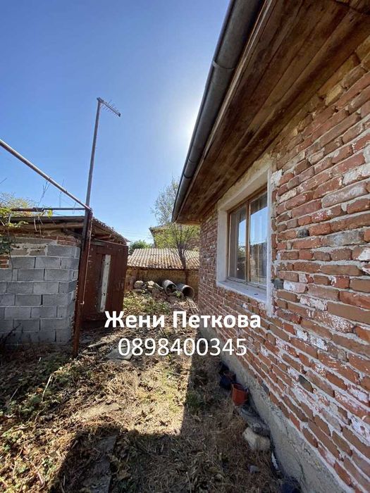 Къща с дворно място в с. Драгомир, в полите на Средна Гора