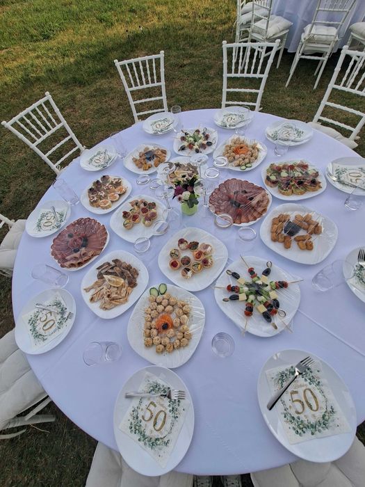 Под наем оборудване за сватби и празници – маси, столове, прибори