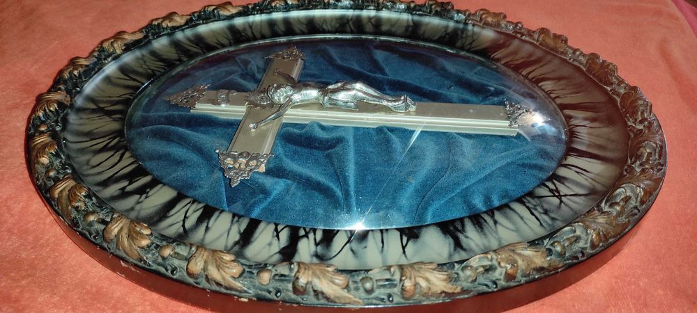 CRUCIFIX TABLOU OVAL
vechime cca 80 ani