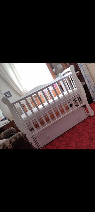 Детский манеж с маятником