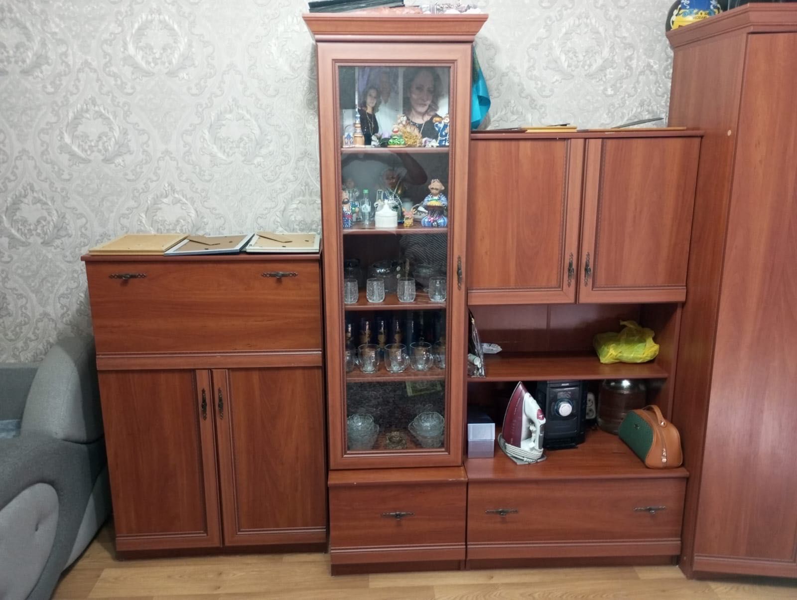 Шкаф, бар, антресоль
