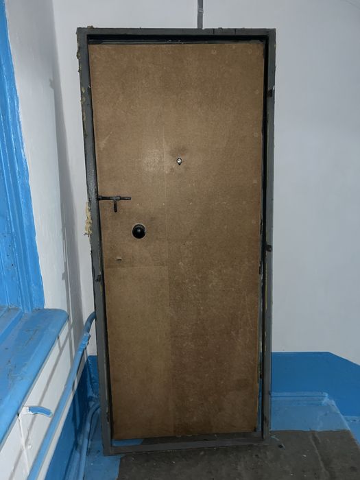 Продам металлическую дверь б/у