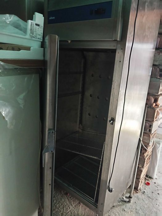 Продава кухненско оборудване на изгодни цени .