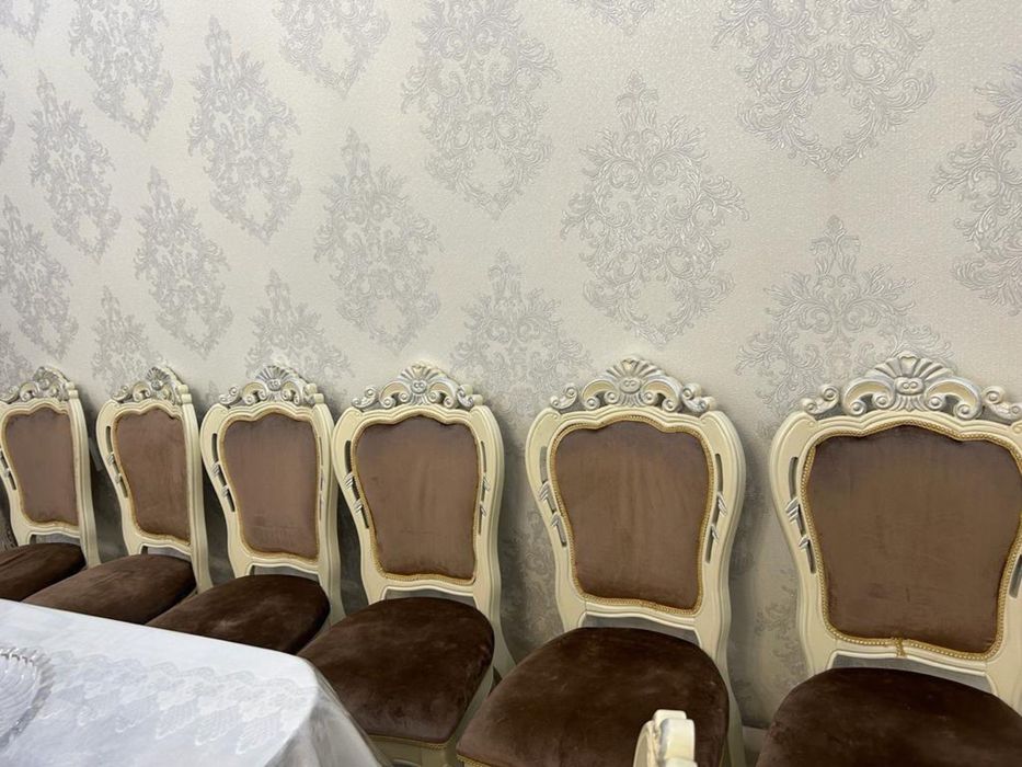 Стол стулья камод