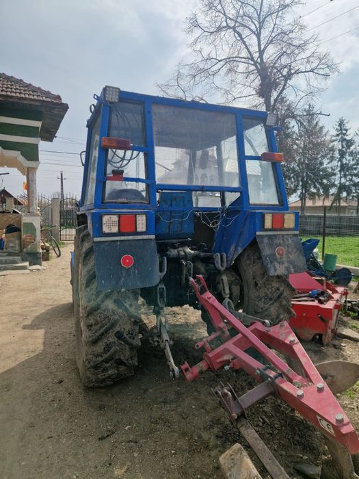 Vând tractor zetor tractorul merge foarte bn se poate proba