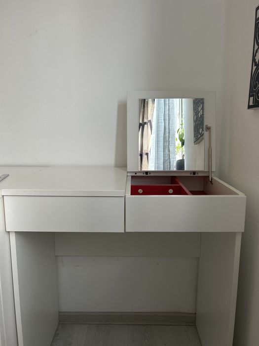 Masuta de machiaj Ikea