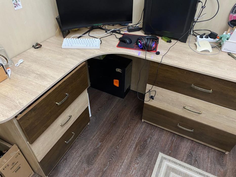 Кровать с матрасом и стол-камод