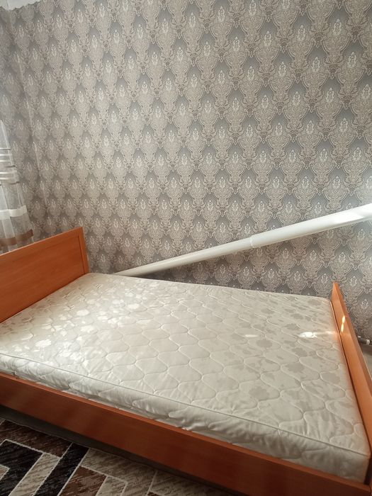 Продам кровать с матрасом