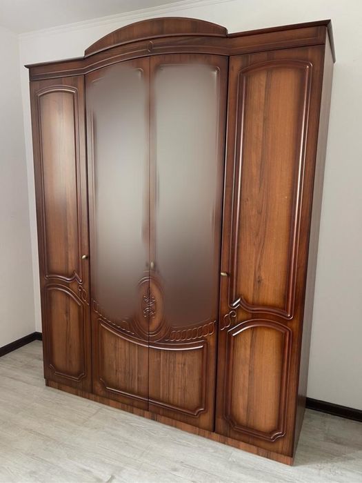 Продам спальный гарнитур с матрасом .